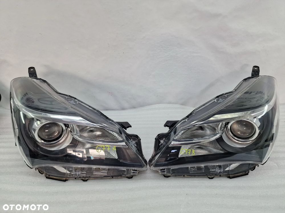 TOYOTA YARIS 3 III LIFT 14- KOMPLET LAMP PRZEDNICH PRZÓD LEWA + PRAWA , SOCZEWKA , NR AUKCJI LA677 - 1