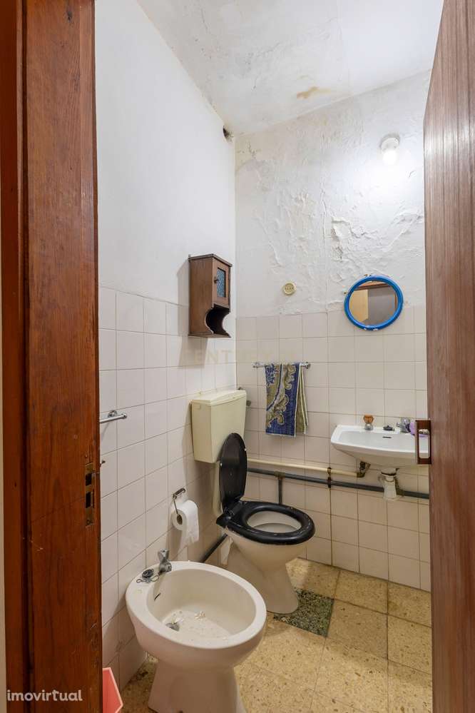 Imóvel T5 para Recuperação Total – Oportunidade Única no Coração de Po - Grande imagem: 2/27