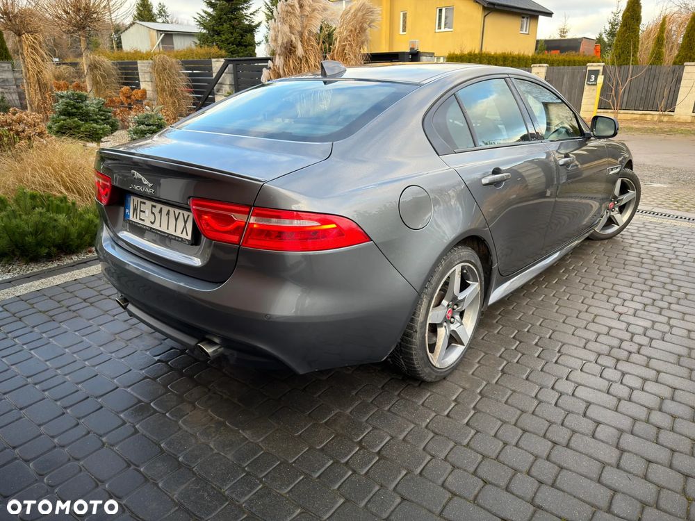 Jaguar XE 2.0 T R-Sport - 3
