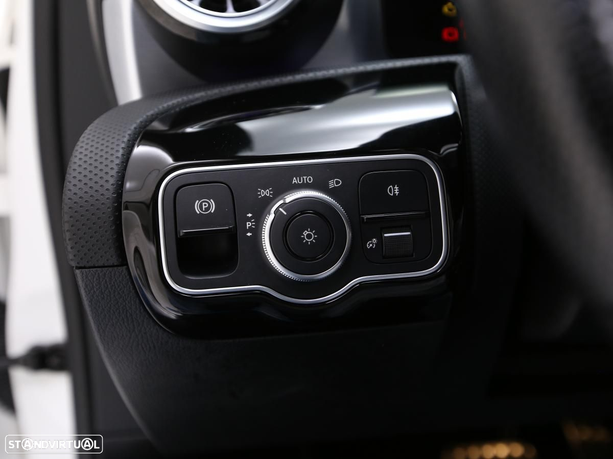 Mercedes-Benz A 250 Limousine e AMG Line - 19