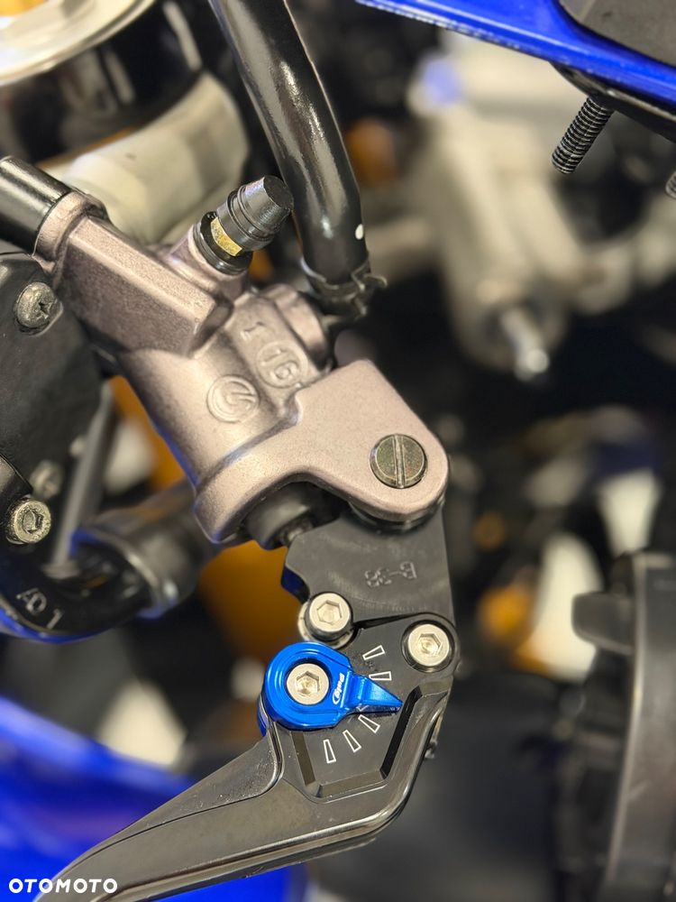 Yamaha R1 - 16