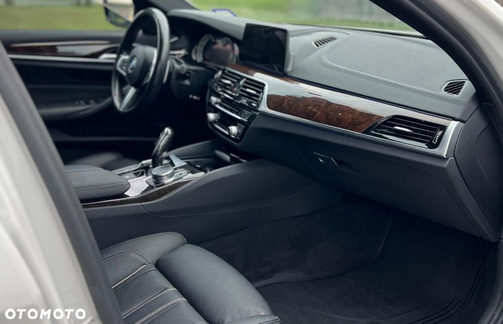 BMW Seria 5 530i xDrive M Sport Edition - 15