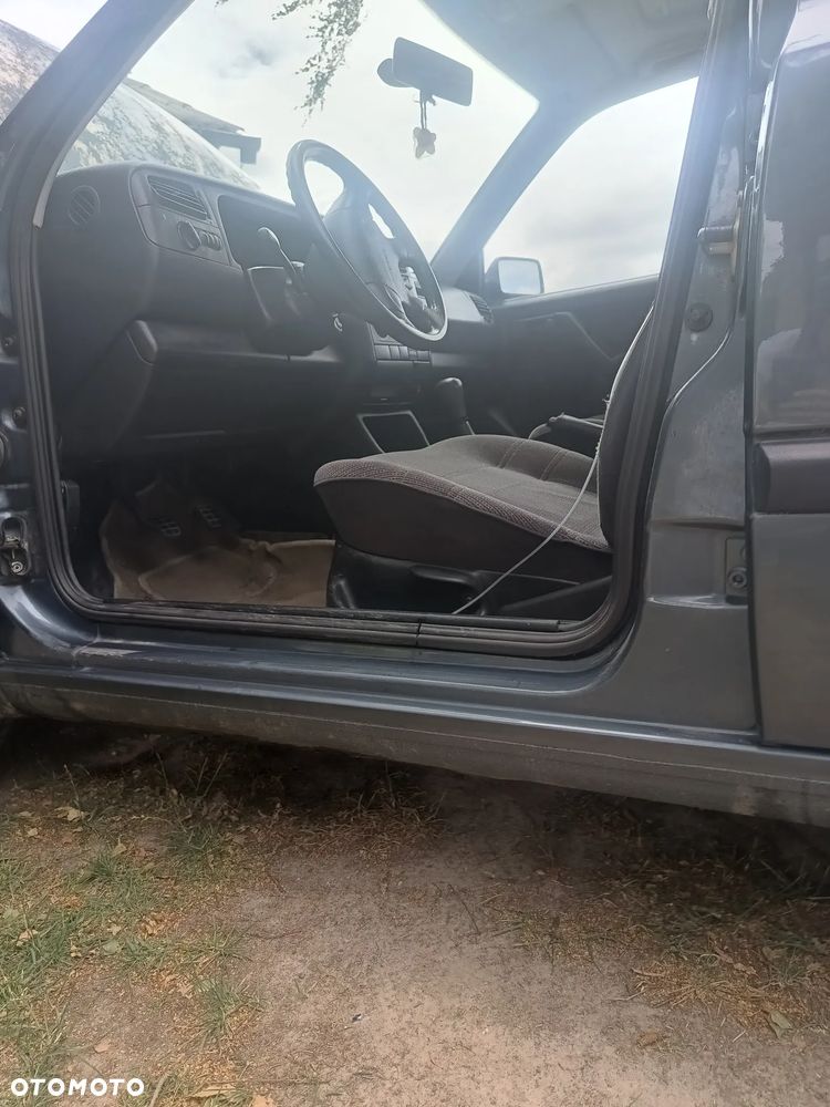 Volkswagen Vento 1.8 GL - 17