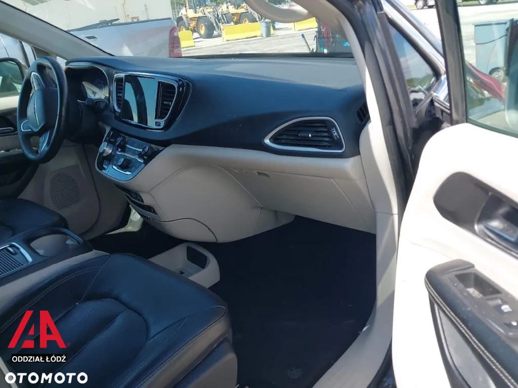 Chrysler Pacifica - 8
