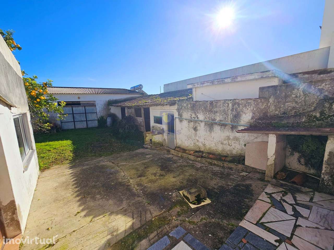 Moradia com Terreno, Anexos e Garagem no Centro da Amoreira/Óbidos - Grande imagem: 2/60