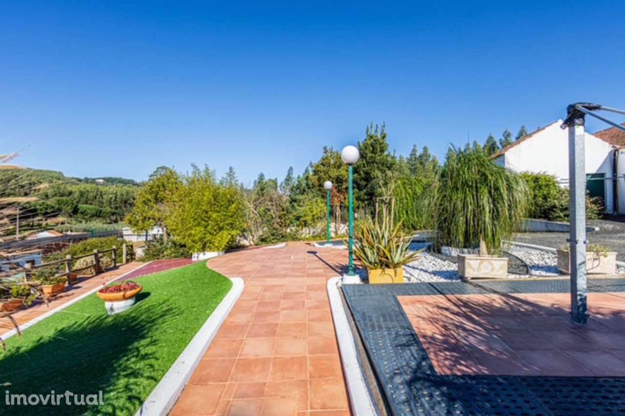 Quintinha com habitação, armazéns e terreno - Rio Maior - Grande imagem: 3/38