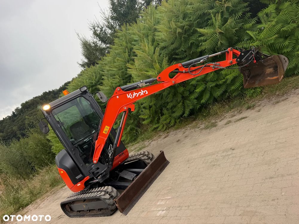 Kubota U27 Minikoparka koparka gąsienicowa 2.8 tony. jak Nówka sztuka z salonu! 2017 rok. 1570mtg. Przywieziona z Gospodarstwa Norweskiego! Zadbana Maszyna ani deka luzów i wycieków. Aktualna Dekra dokumentacja BMWT! Łyżka skarpowa uchylna Hydrauliczna! Szybka wolna jazda. Zamki na tłokach. Wersja Norweska!! OKAZJA Tanio - 34