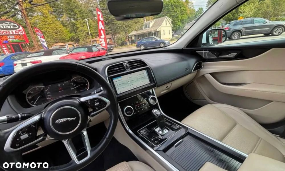 Jaguar XE P250 R-Dynamic SE - 12