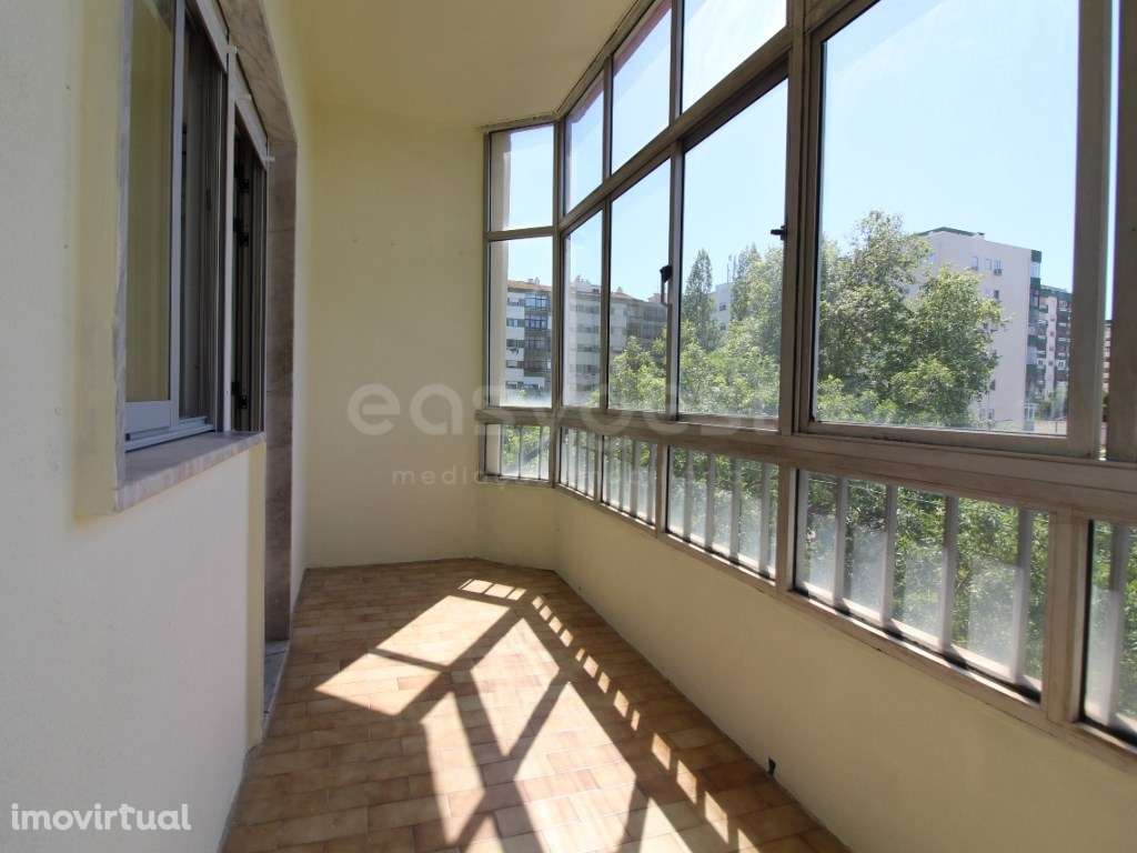 Apartamento T2 Remodelado, Elevador e Varanda próximo à Baía do Seixal - Grande imagem: 3/20