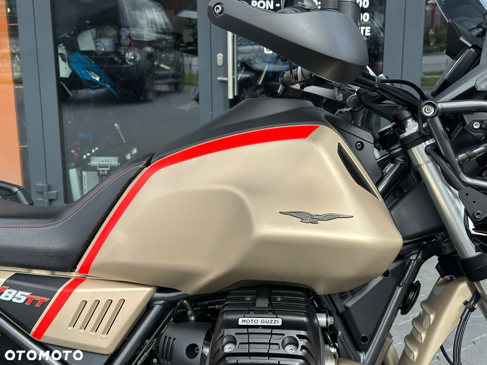 Moto Guzzi V85 - 12