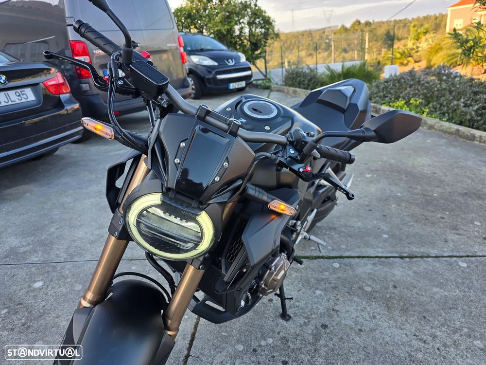 Honda CB R - 13