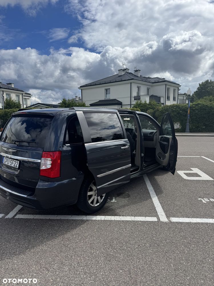 Chrysler Town & Country 3.6 Limited - 16