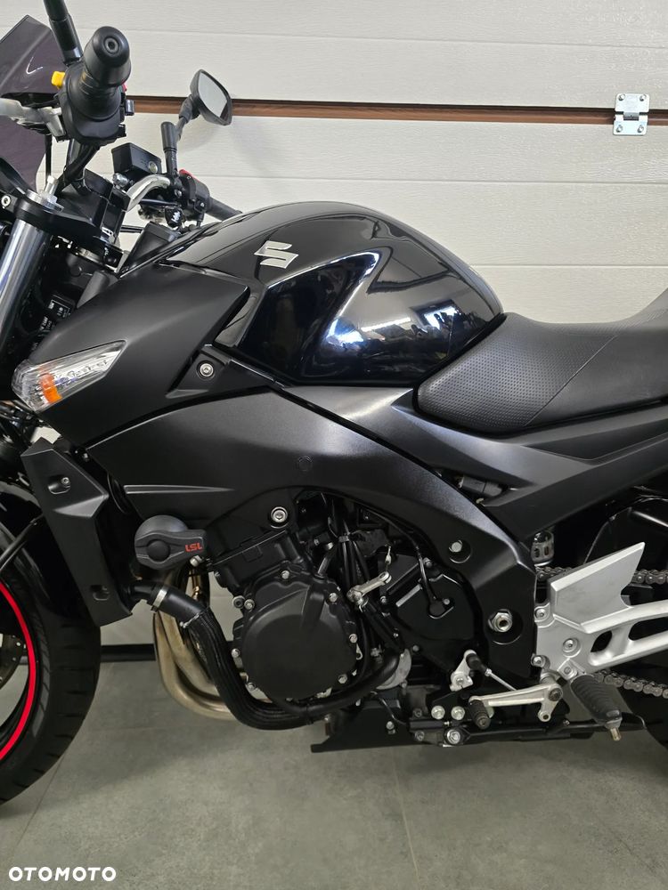 Suzuki GSR - 16