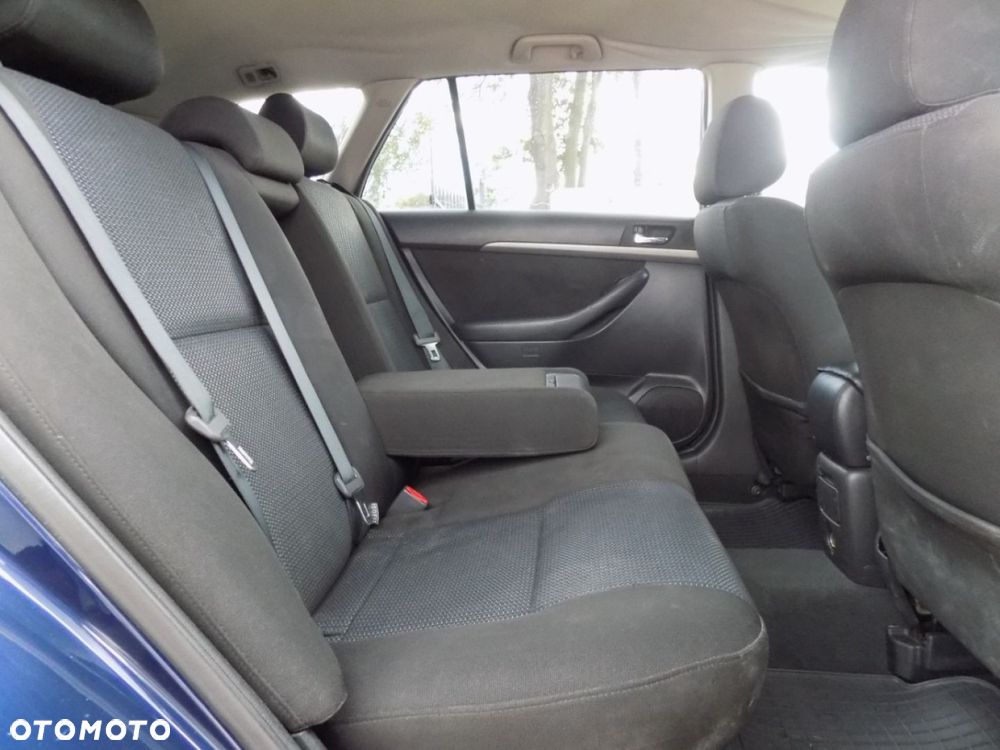 Toyota Avensis - 8
