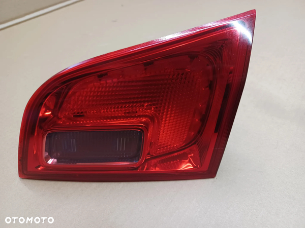 LAMPA TYLNA PRAWA W KLAPE ASTRA J KOMBI 13282247