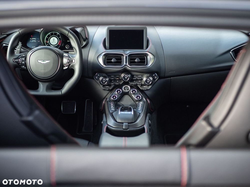 Aston Martin V8 Vantage - 11