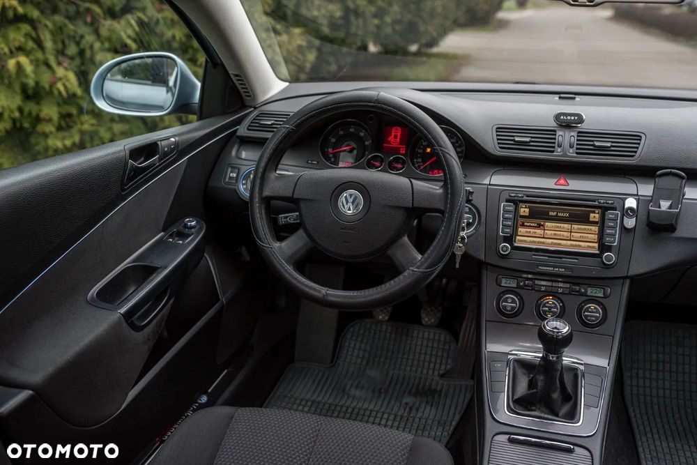 Volkswagen Passat 1.6 FSI Comfortline - 2