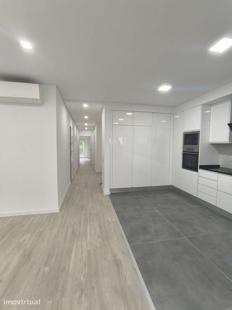 Apartamento T2 com 2 casas de banho e garagem - Grande imagem: 4/17