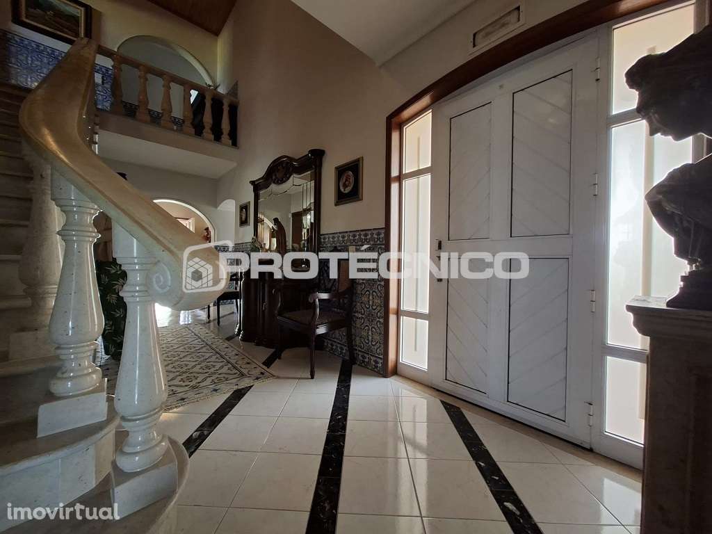 Moradia T6: Conforto e Versatilidade com Jardim e Garagem - Grande imagem: 4/45