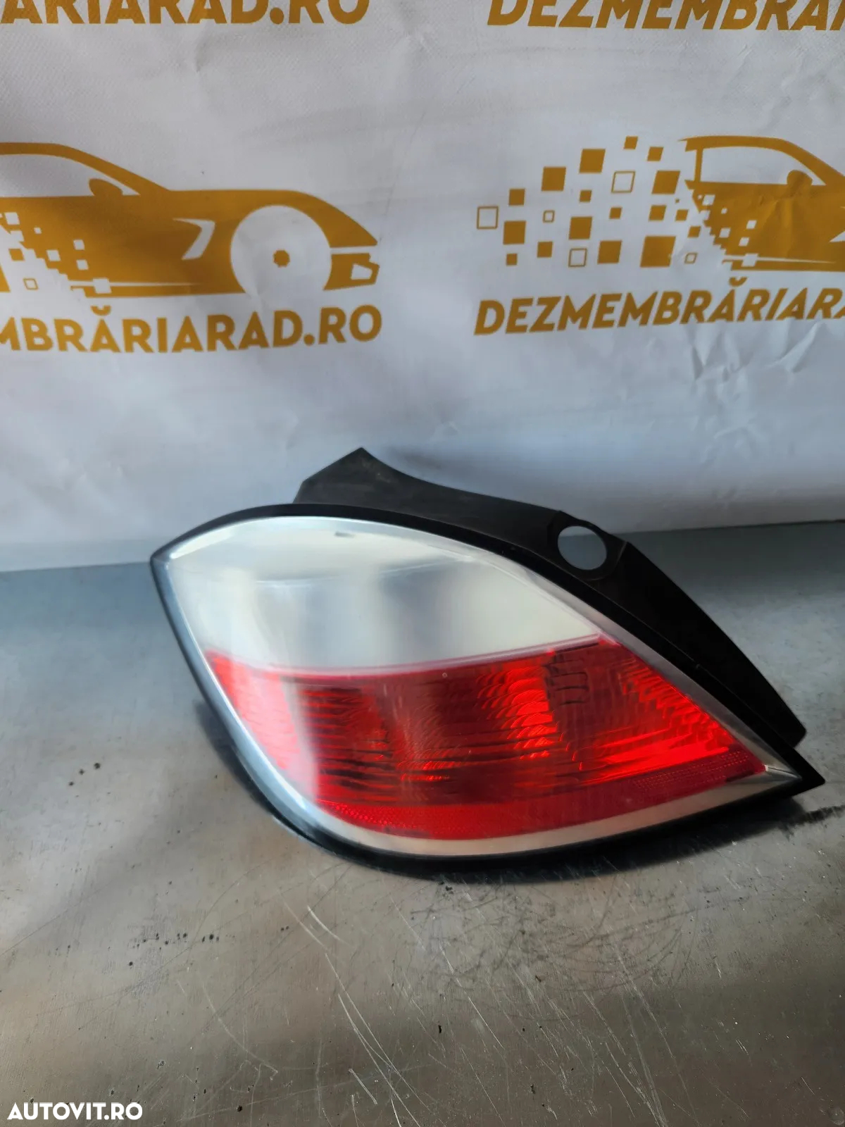 Lampa Stop Stanga Opel Astra H Hatchback - Dezmembrari Arad - 5