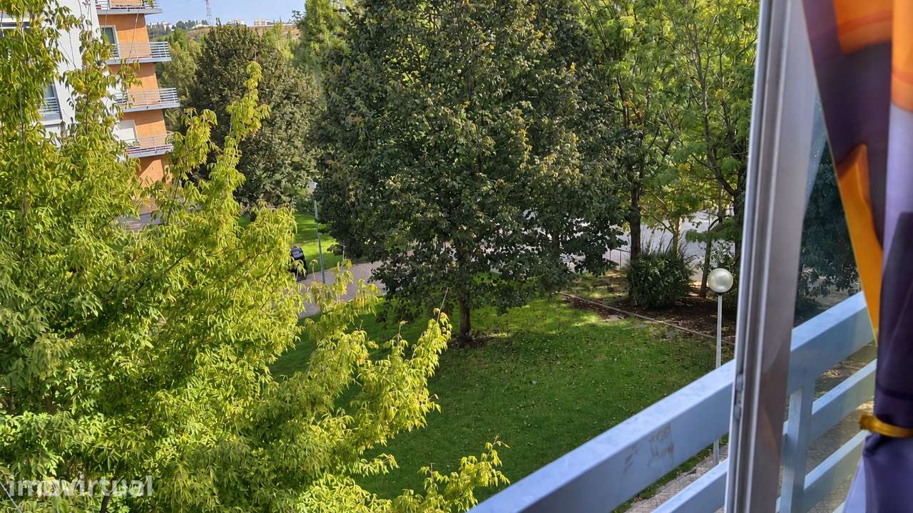 Apartamento T3 amplo com suite, duas varandas e box privativa - Grande imagem: 3/16