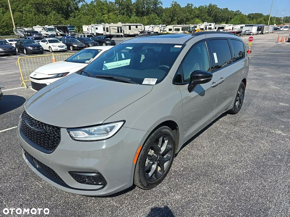 Chrysler Pacifica - 1