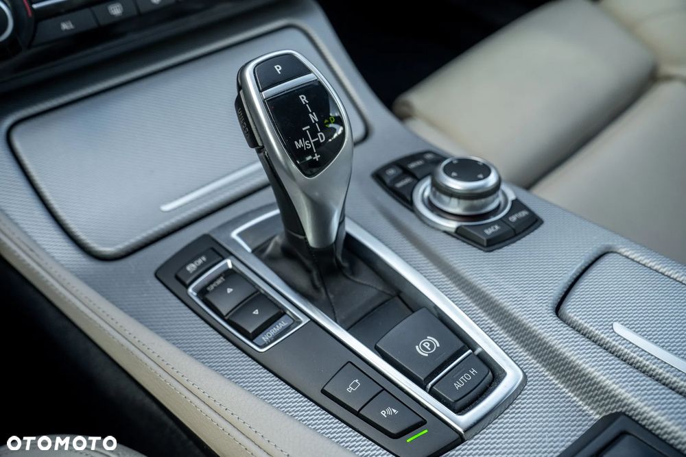 BMW Seria 5 528i Sport-Aut - 34