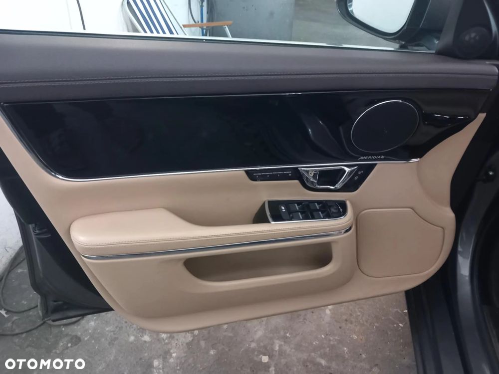 Jaguar XJ 3.0 D V6 LWB Premium Luxury - 25