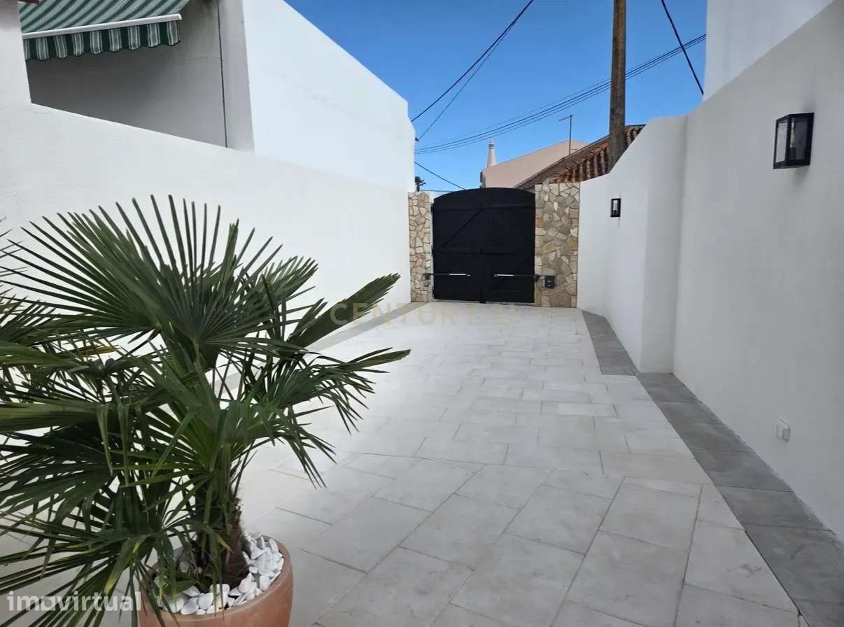 Moradia de Luxo Renovada com Piscina, Vista Mar e estúdio para Rentabi - Grande imagem: 2/35