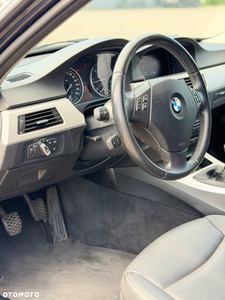 BMW Seria 3 318d - 26