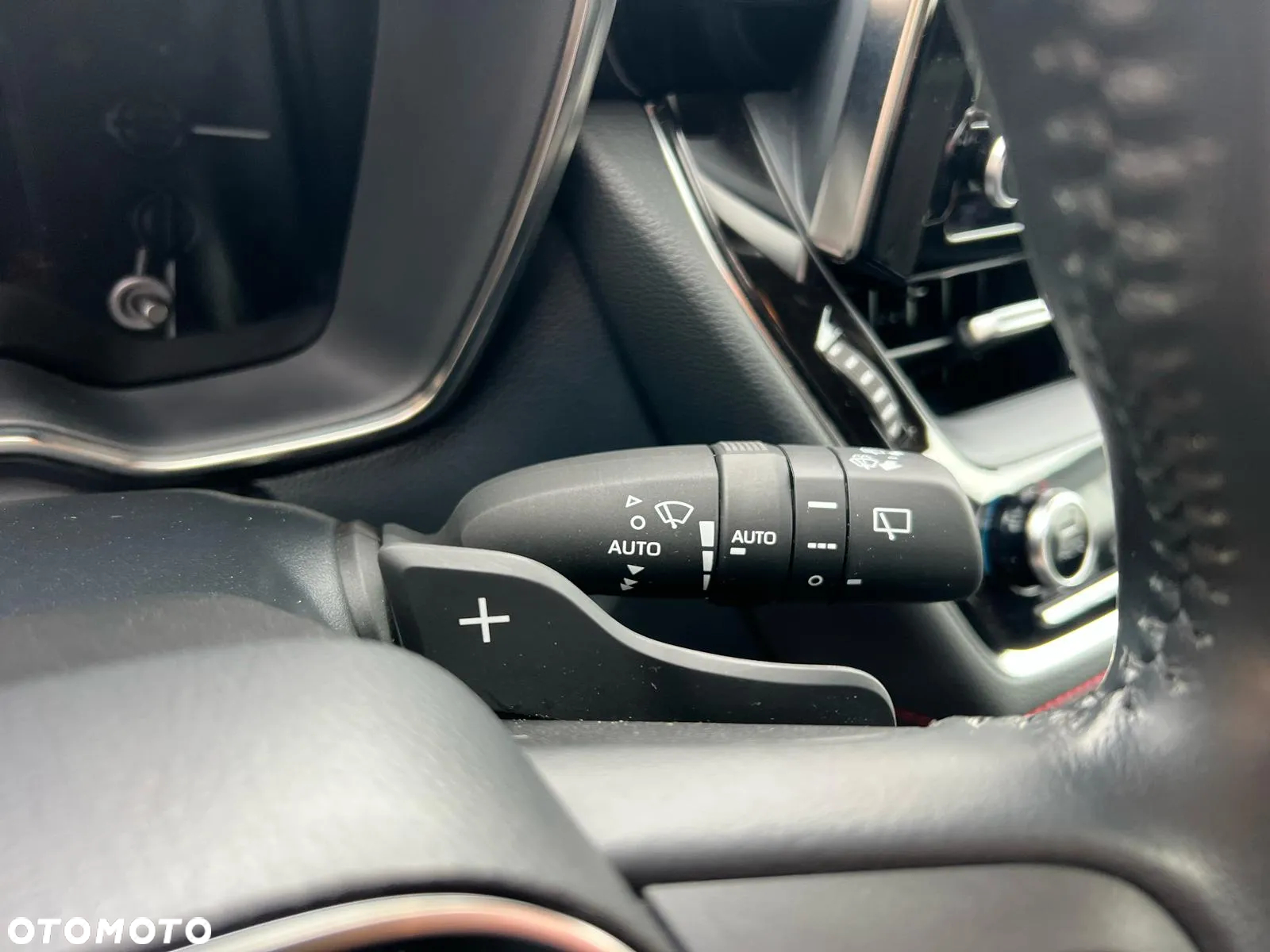 Toyota Corolla 2.0 Hybrid Lounge - 19