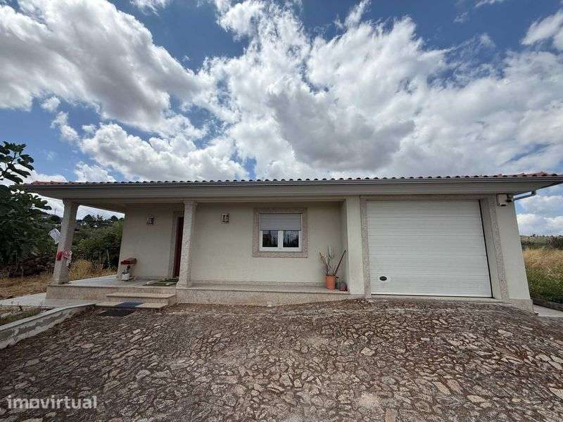 Moradia recente de 145 m² com terreno de 750 m² - Grande imagem: 2/6