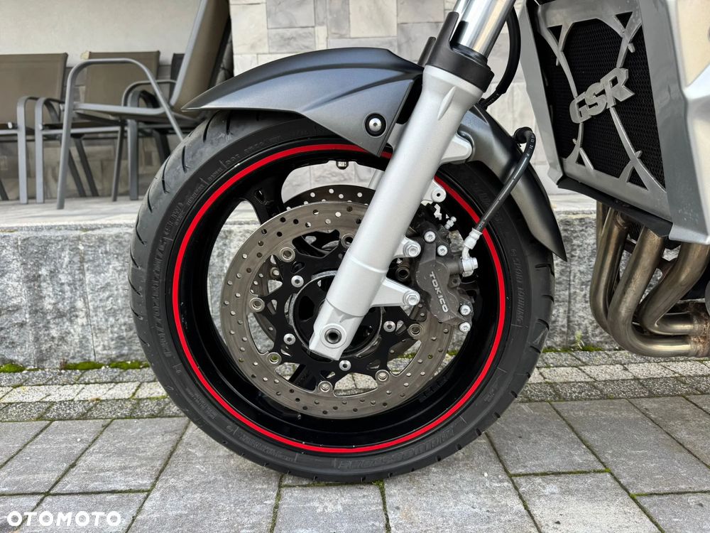 Suzuki GSR - 8
