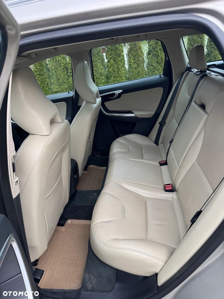 Volvo XC 60 D4 AWD Momentum - 11
