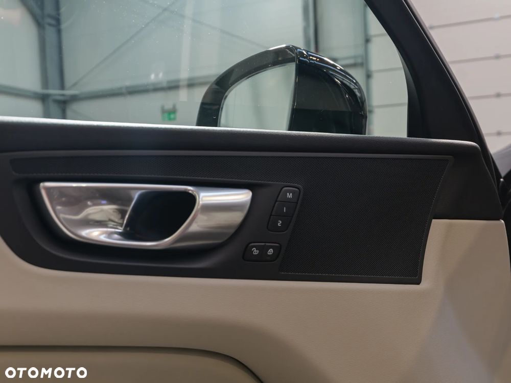 Volvo XC 60 B4 D AWD Plus Dark - 33