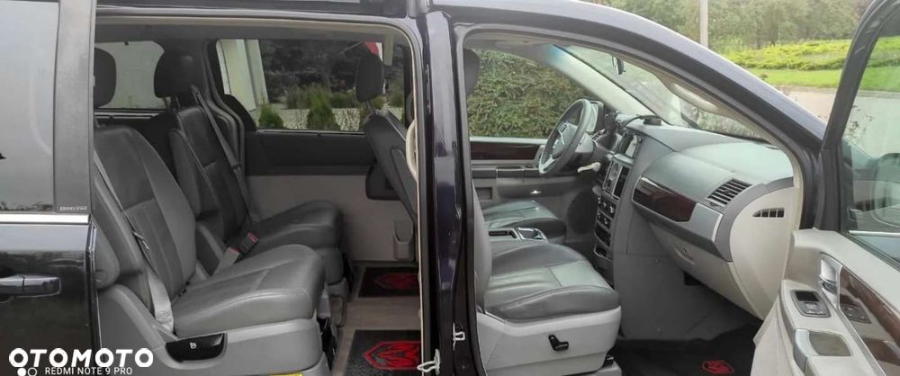 Chrysler Town & Country - 28