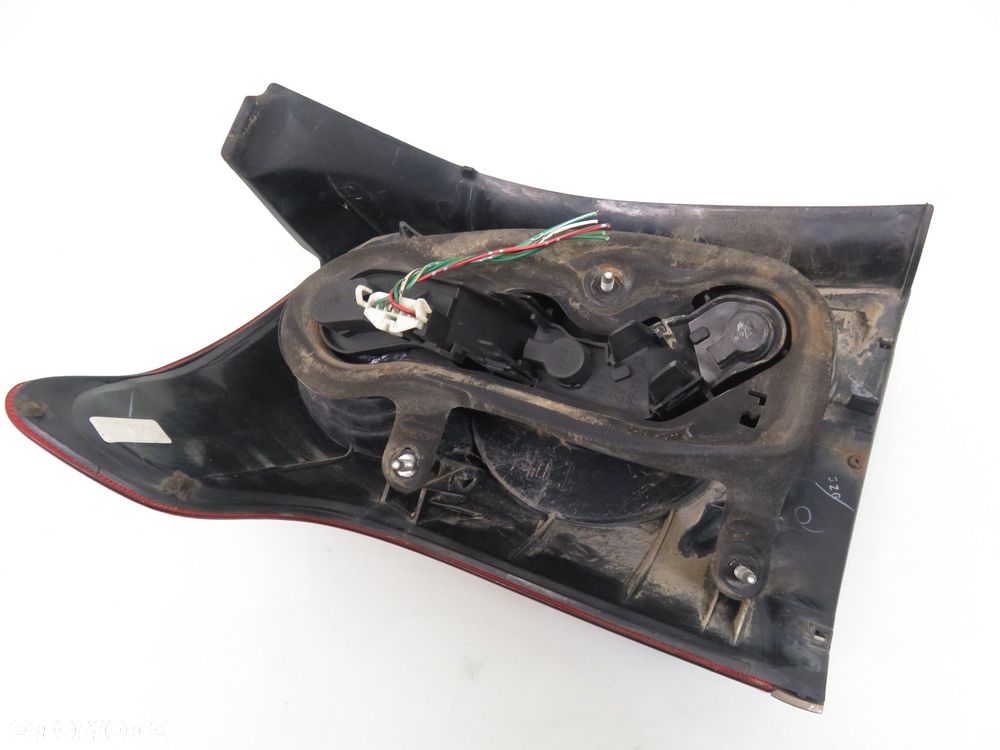 LAMPA PRAWA TYLNA TOYOTA AVENSIS II Kombi (T25) - 8