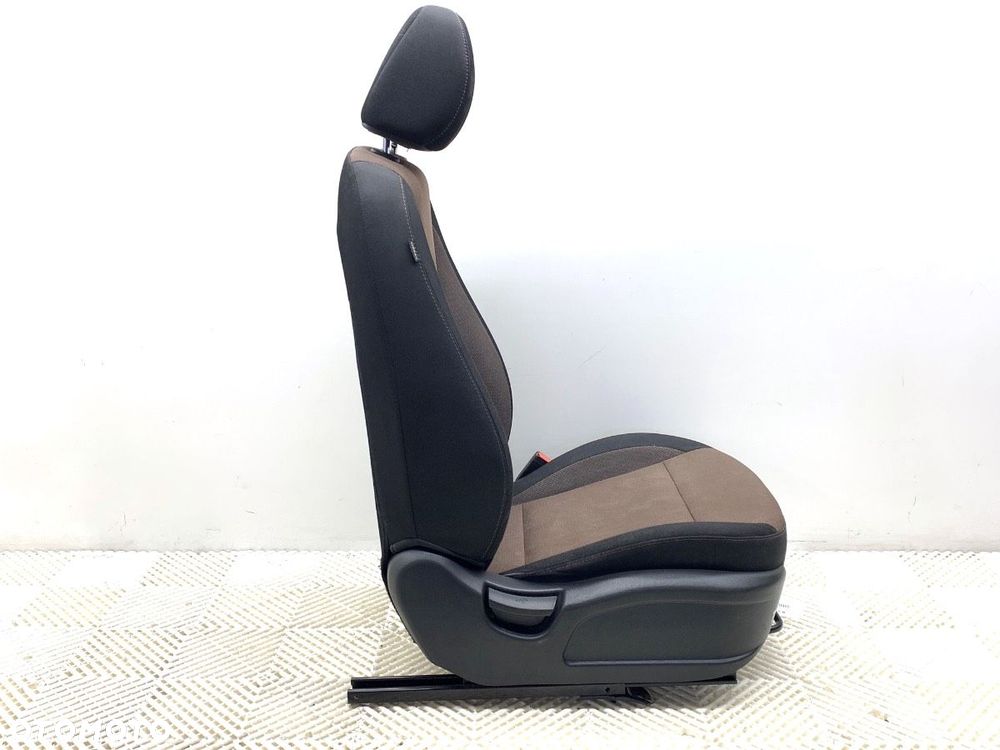 FOTEL PRAWY PRZÓD  HYUNDAI i20 II (GB, IB) 2014 - 2022 1.4 74 kW [100 KM] benzyna 2014 - 2022 - 7