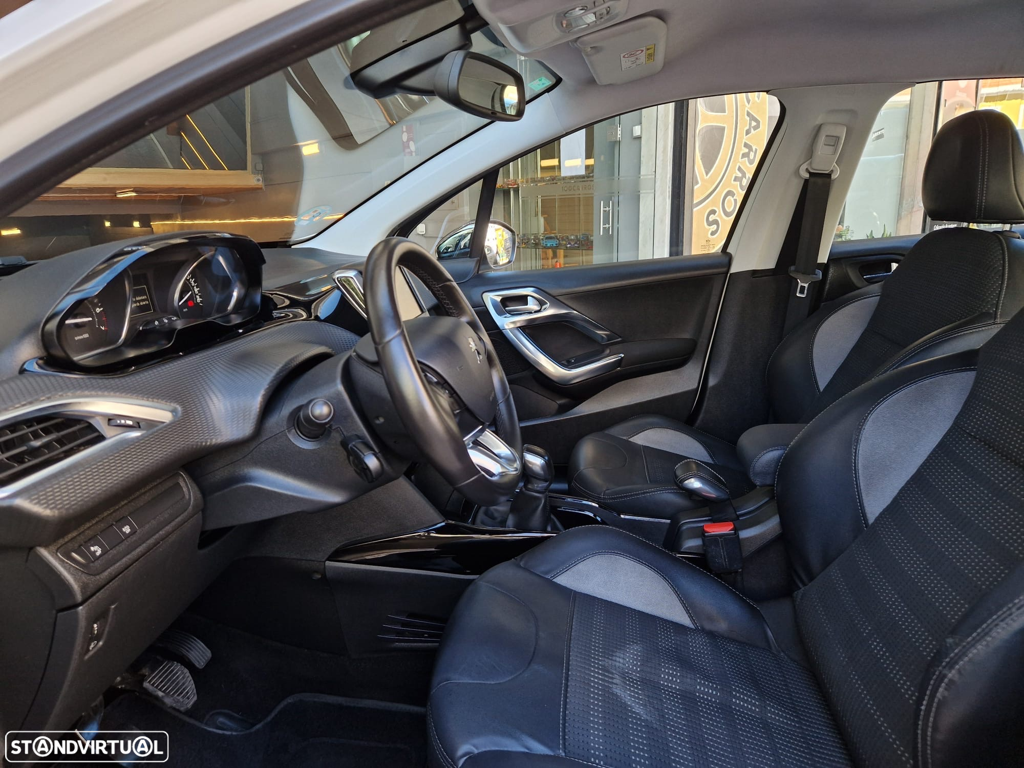 Peugeot 2008 1.2 PureTech Allure - 11