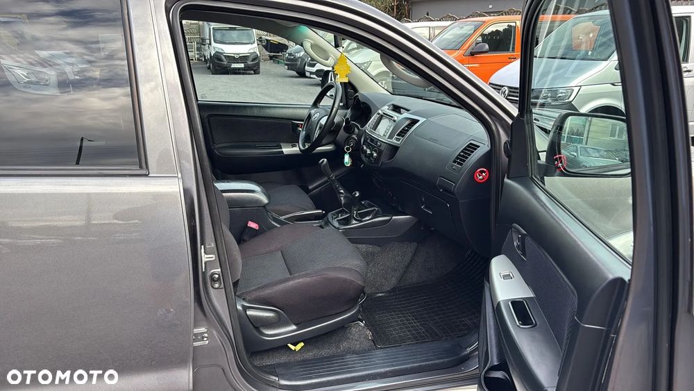 Toyota Hilux 2.5 D-4D SR - 18