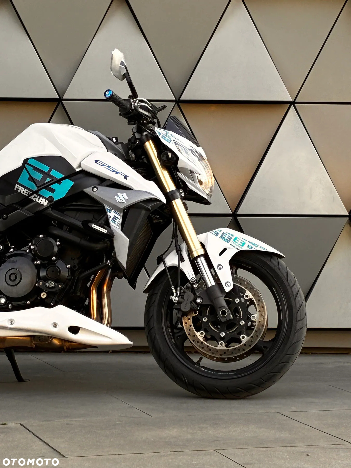 Suzuki GSR - 3