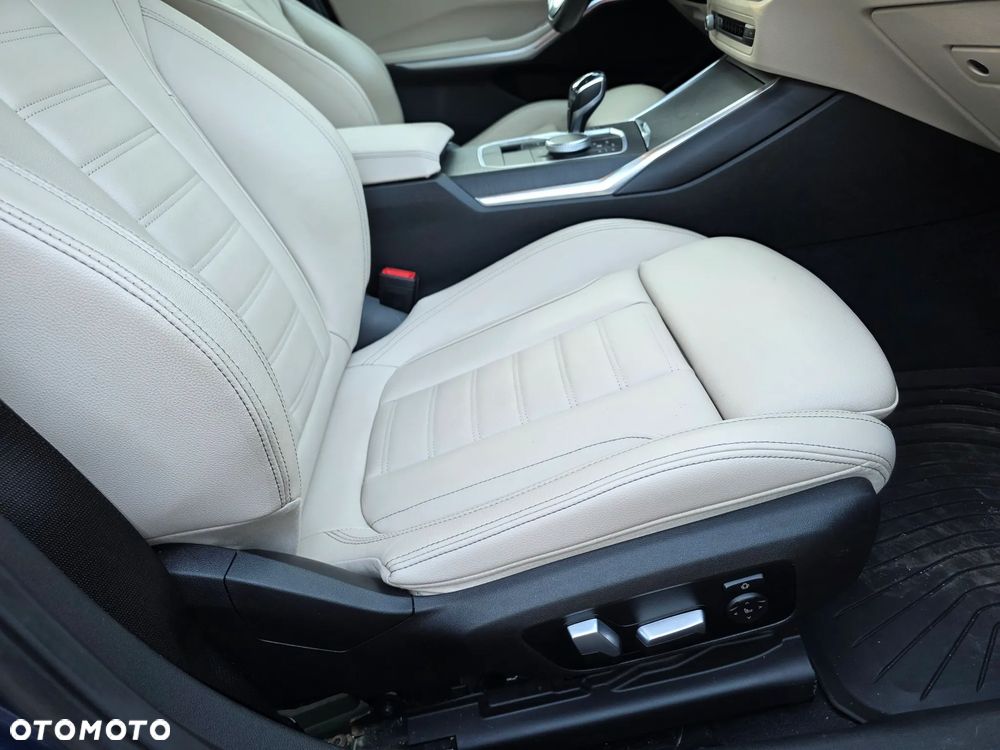 BMW Seria 3 330i Sport Line - 31