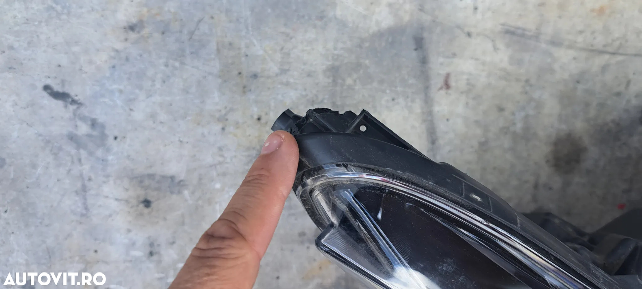 Far dreapta full led Renault trafic 4 cu defect - 3