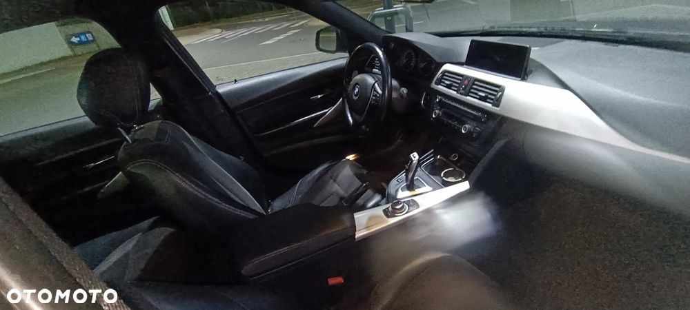 BMW Seria 3 ver-320i - 12