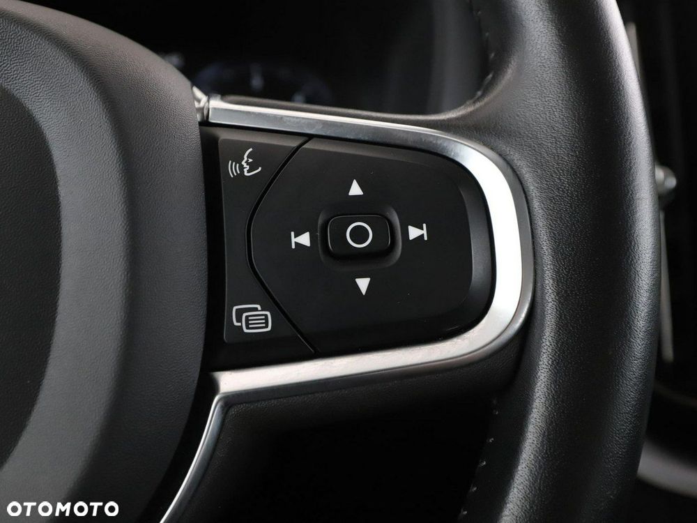 Volvo XC 60 B4 D AWD Momentum - 32