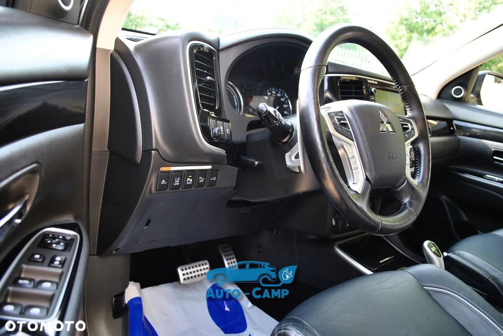 Mitsubishi Outlander Instyle NAVI + - 32