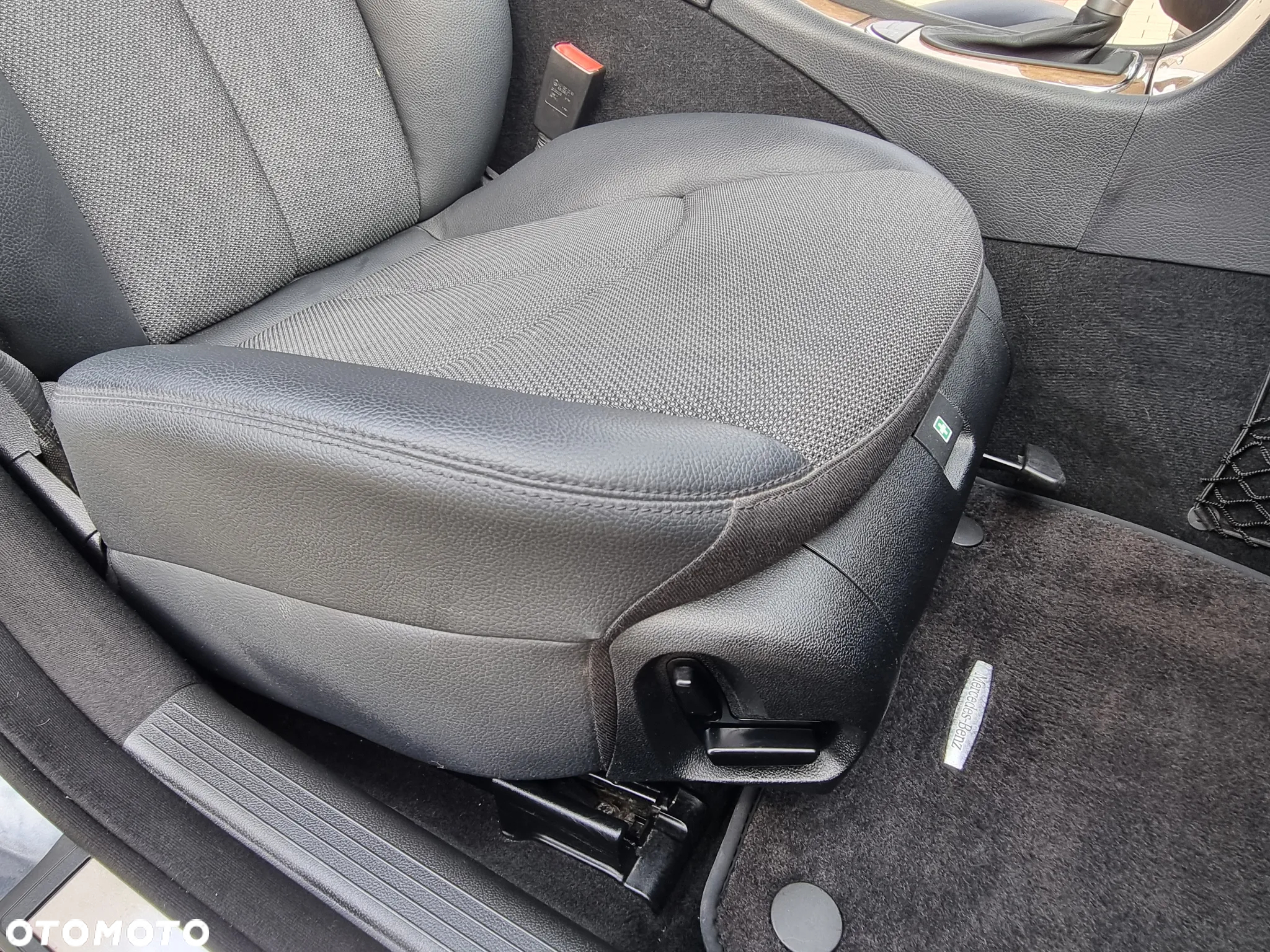 Mercedes-Benz Klasa E 200 T BlueEFFICIENCY 7G-TRONIC Avantgarde - 34