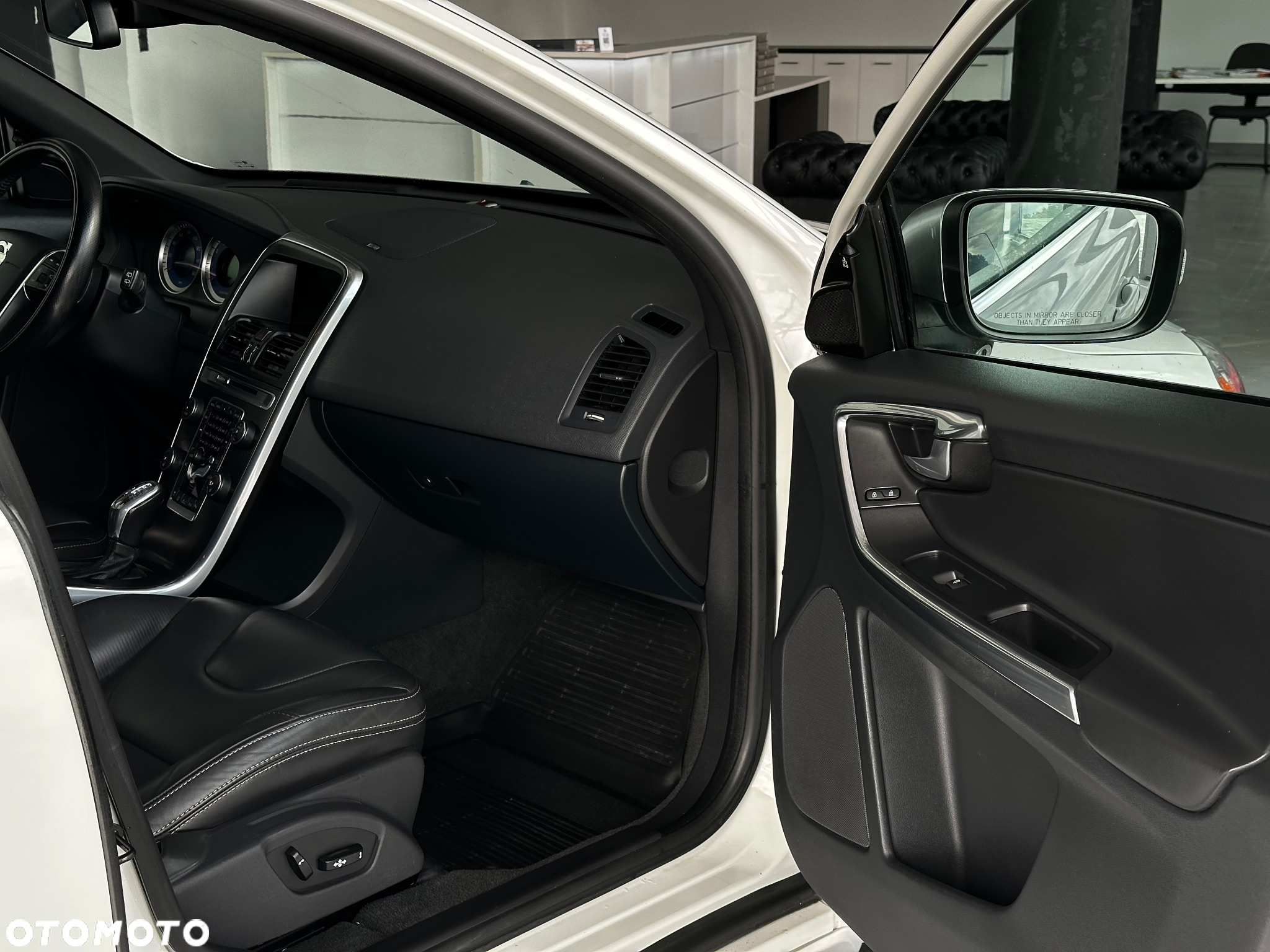Volvo XC 60 T6 AWD R-Design - 27