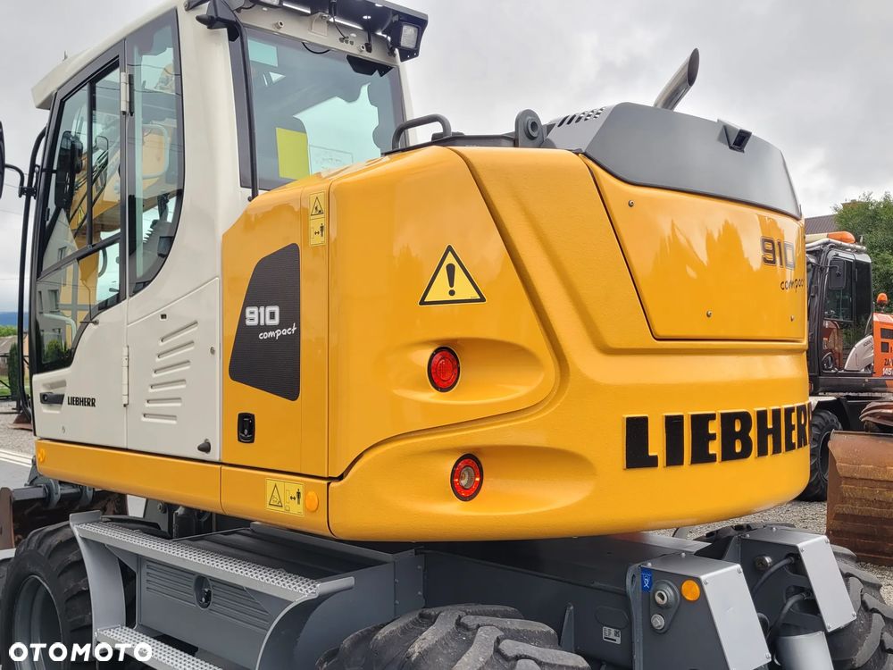 Liebherr A910 compact / 3 łyżki + widły / 2018rok / 2 x pług / - 14