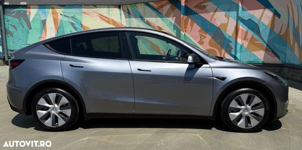 Tesla Model Y Long Range AWD - 2